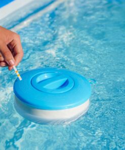 hộp clo thả nổi trong bể bơi