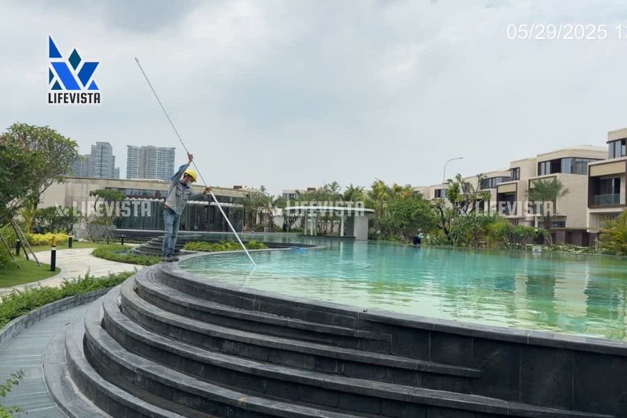 Vệ sinh hồ bơi chung cư