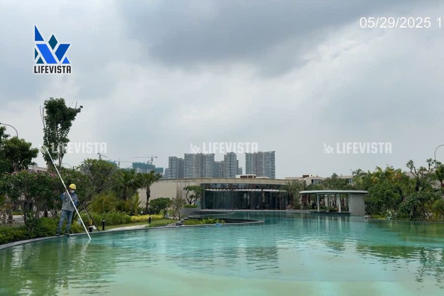 vệ sinh hồ bơi khu chung cư cao cấp