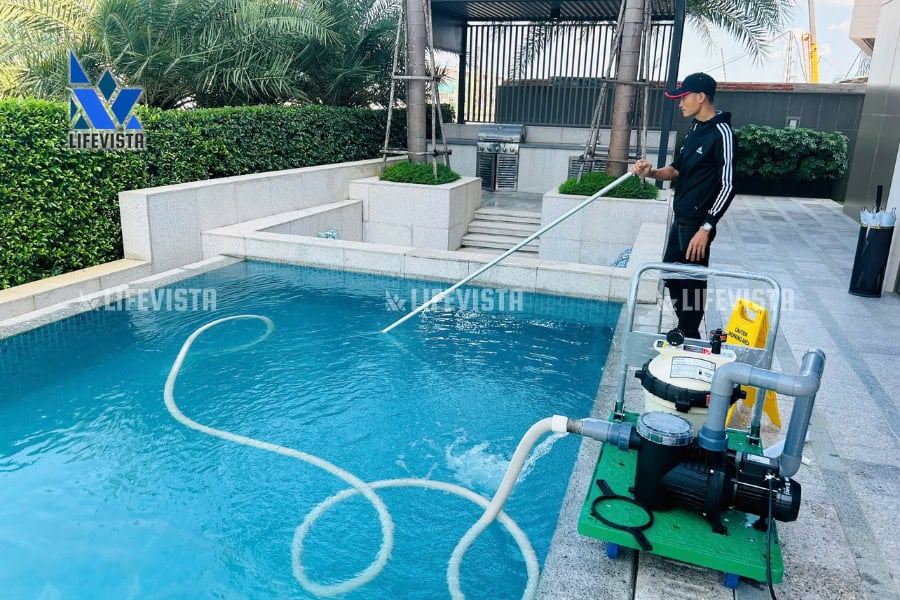vệ sinh hồ bơi villa