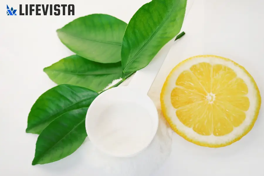 Nhiều người tiêu dùng vẫn hay thắc mắc rằng "Bột chanh là gì và bột chanh có khác với axit citric hay axit không?". Thì đây là một loại bột có vị chua đặc trưng, thường được sử dụng trong nấu ăn, pha chế đồ uống, làm sạch và bảo quản thực phẩm. Thành phần chính của bột chanh thường là Axit Citric (C6H8O7) – một loại axit hữu cơ có nhiều trong các loại trái cây họ cam, quýt. Tuy nhiên, tùy vào mục đích sử dụng, bột chanh có thể chứa thêm đường, hương liệu hoặc các phụ gia khác.