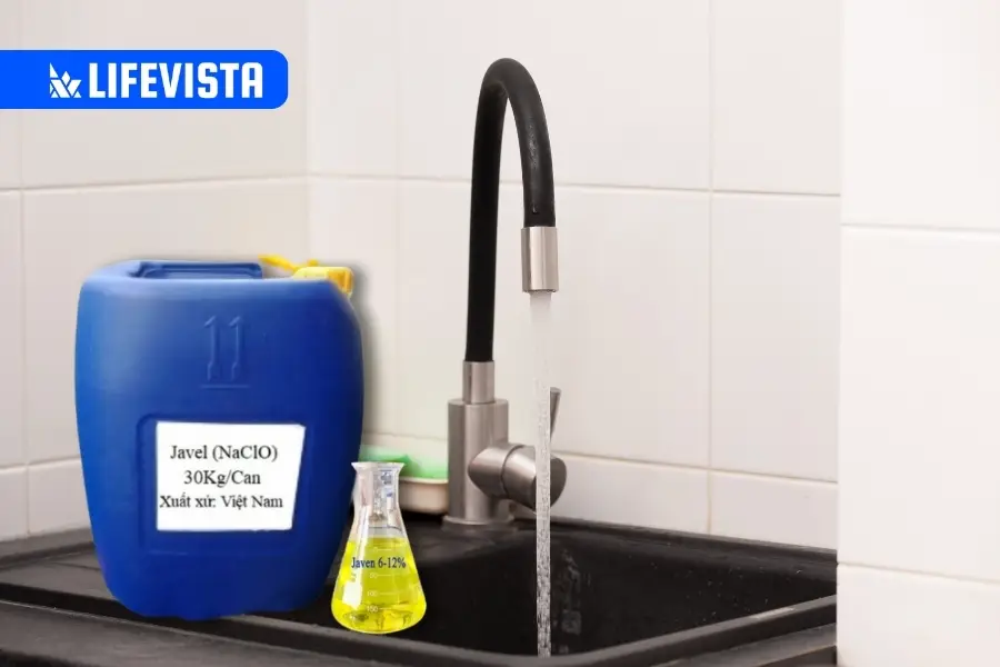 Tuy nhiên khi sử dụng nước Javen để khử trùng nước sinh hoạt cần đảm bảo nồng độ an toàn. Và nếu ngửi thấy nước có mùi Clo nặng, nồng nặc thì không được uống nước này vì nồng độ Clo đã vượt quá mức cho phép. Bạn nên để mùi Clo bay đi hết hoặc đun sôi lại để hơi bay đi rồi mới sử dụng.