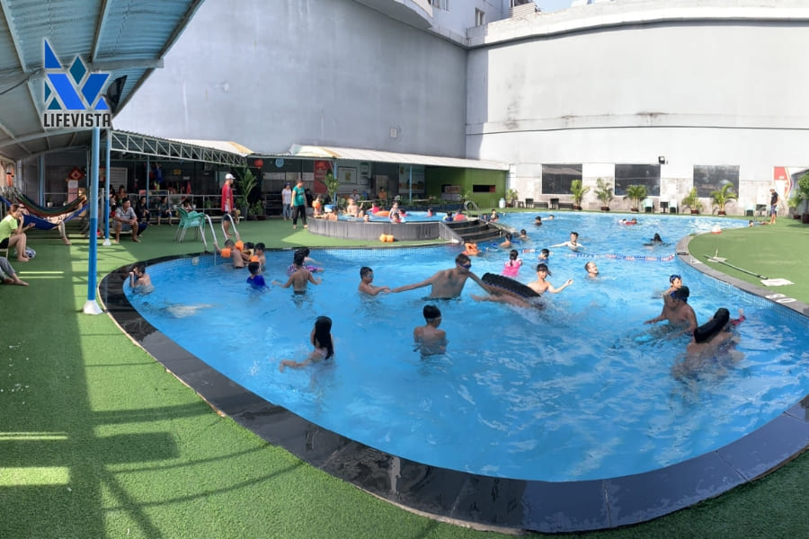 Hồ bơi quận 1 đông đúc