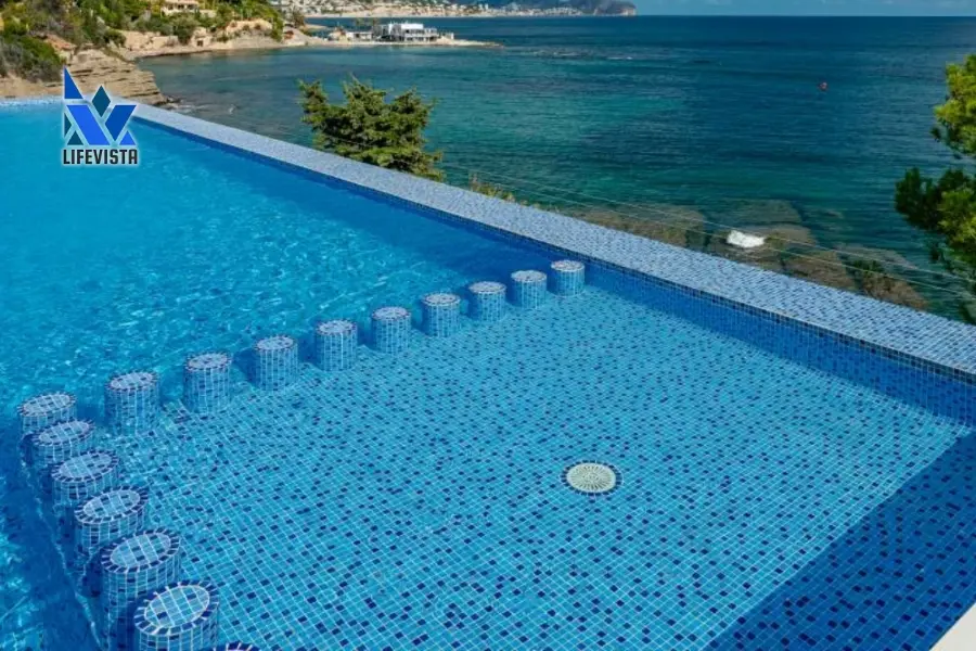 Hồ bơi 200m2 vô cực hướng biển ấn tượng