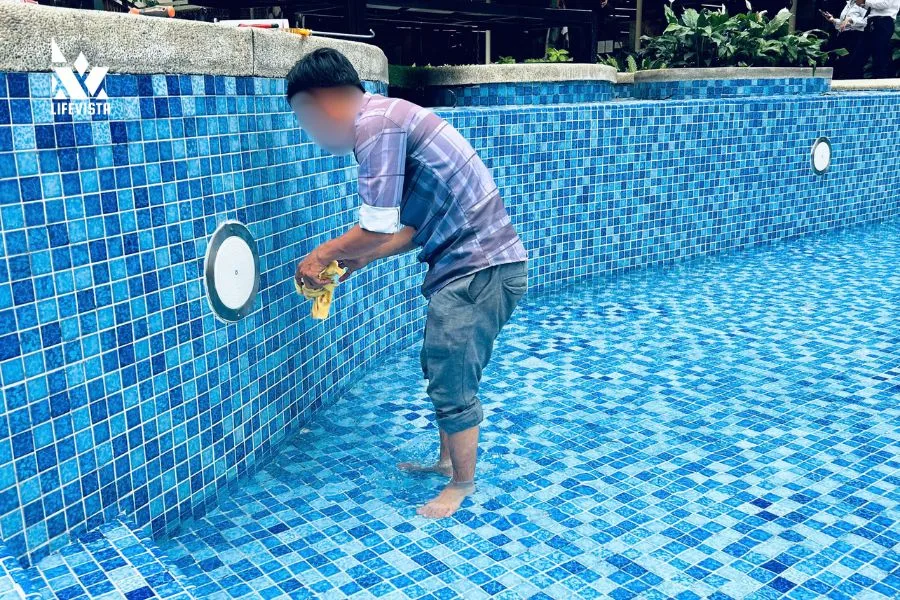 lắp đèn thành bể bơi